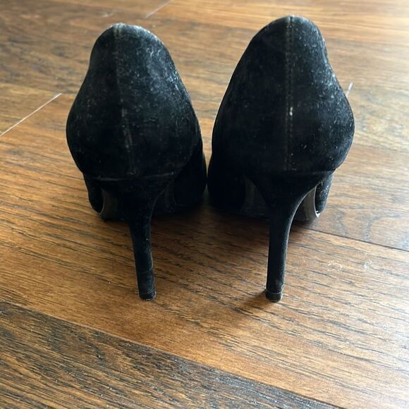 Black faux suede size 6.5 women’s heels with metal / metallic toe - Picture 6 of 12